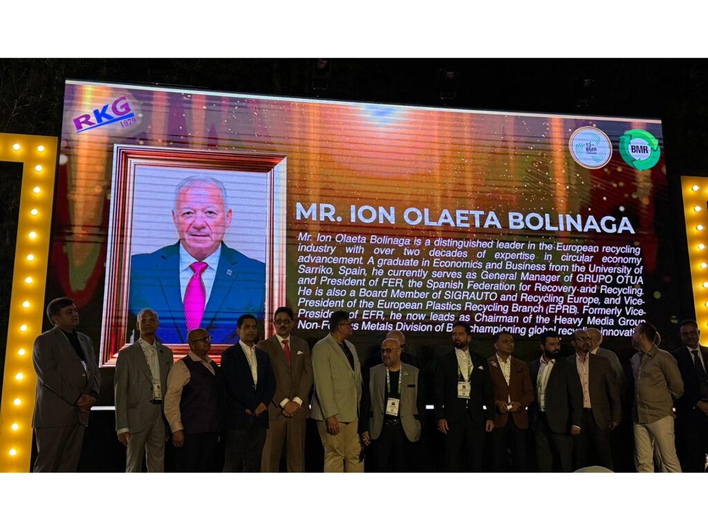 Ion Olaeta, presidente de FER, recibe un reconocimiento por su trayectoria en el sector del reciclaje